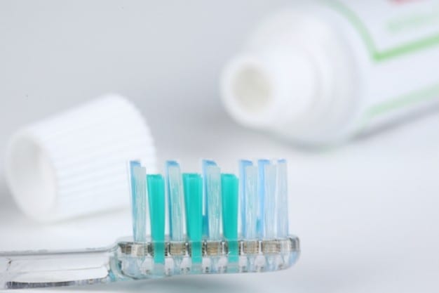 Clínicas Den - El cepillo de dientes y su cuidado
