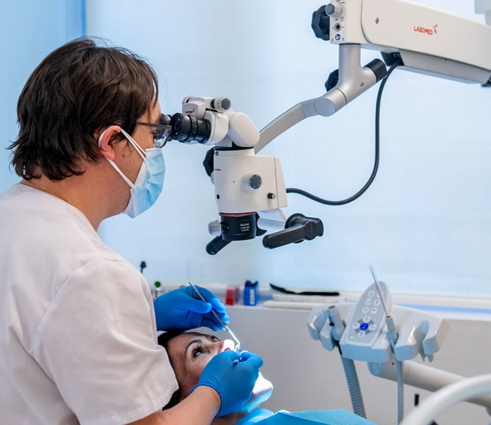 Clinicas Den - Tecnologia - Microscopio endodoncia