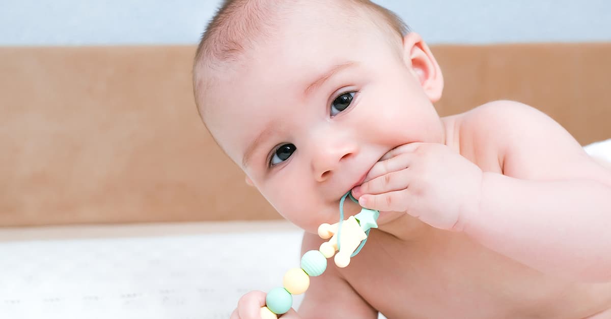 Clínicas Den - ¿Qué es la dentición y cómo aliviar las molestias del bebé durante este proceso?