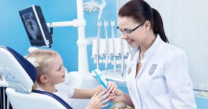 ¿Qué es un odontopediatra, qué hace y hasta qué edad deben los niños acudir a su consulta?