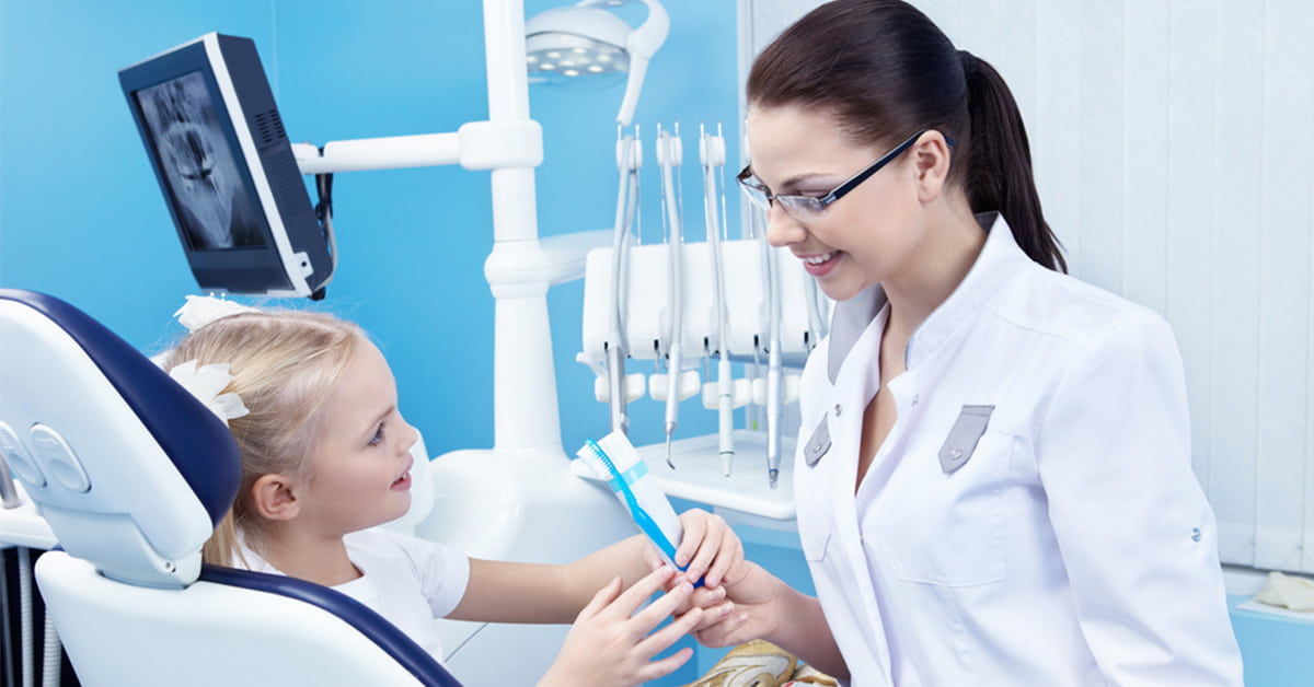 Clínicas Den - ¿Qué es un odontopediatra, qué hace y hasta qué edad deben los niños acudir a su consulta?