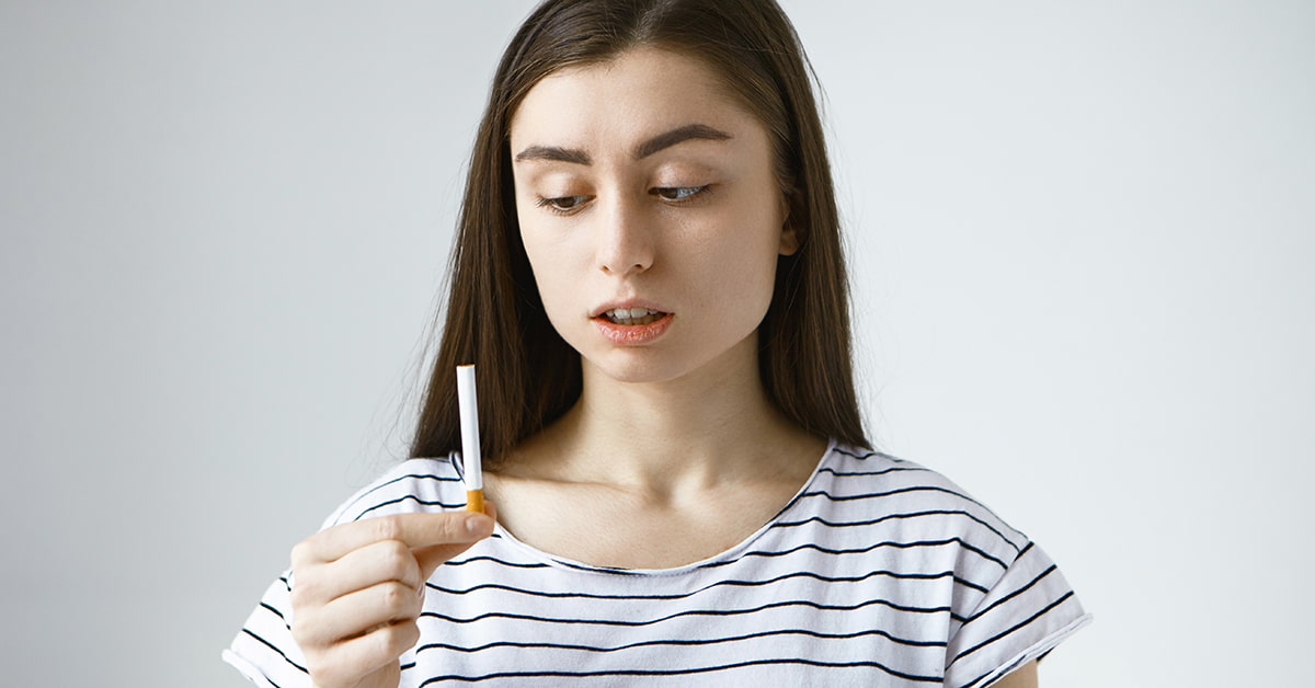 Clínicas Den - ¿Cómo afecta el tabaquismo en los dientes y en la boca de las personas fumadoras?