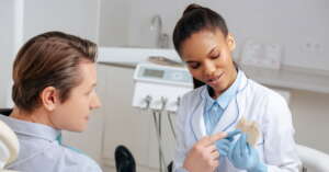 Blanqueamiento dental en casa ¿Es este tratamiento eficaz y seguro?