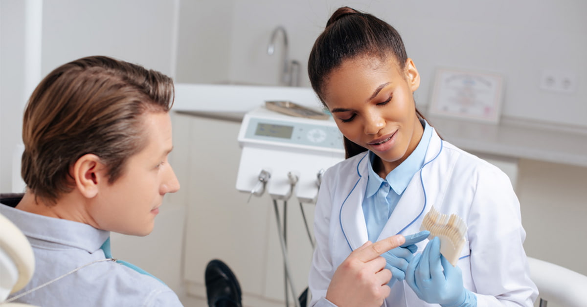 Clínicas Den - Blanqueamiento dental en casa ¿Es este tratamiento eficaz y seguro?
