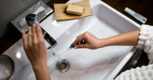 ¿Cómo desinfectar y limpiar un cepillo de dientes? + 6 Consejos profesionales