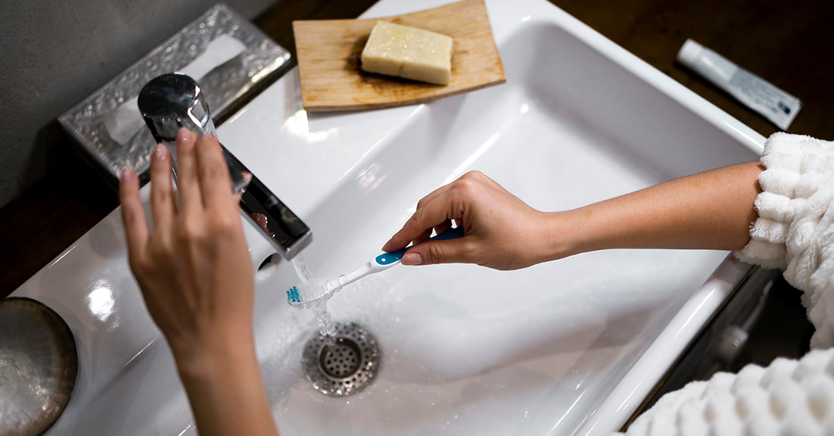 Clínicas Den - ¿Cómo desinfectar y limpiar un cepillo de dientes? + 6 Consejos profesionales