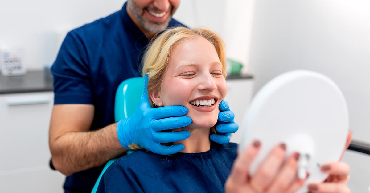 Clínicas Den - ¿Qué tipos de manchas en los dientes existen, por qué salen y cómo quitarlas del esmalte?