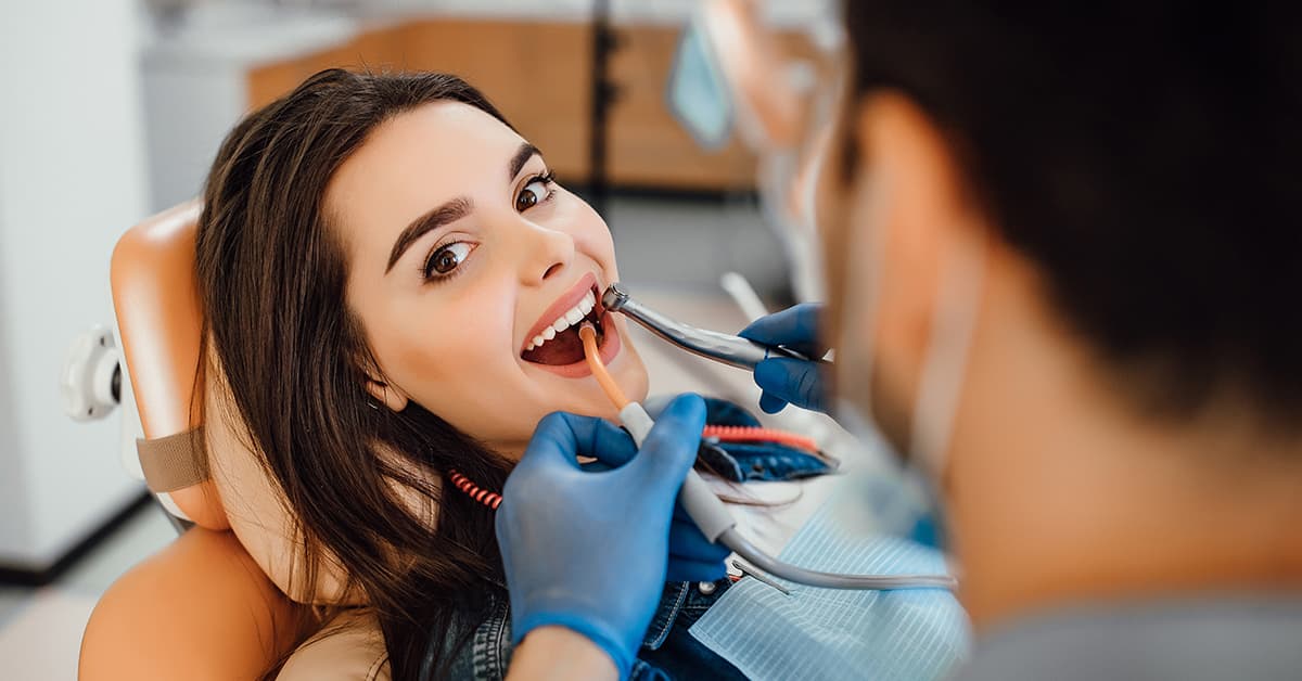 Clínicas Den - ¿Qué es la periodontitis y cómo curar o tratar esta enfermedad periodontal?