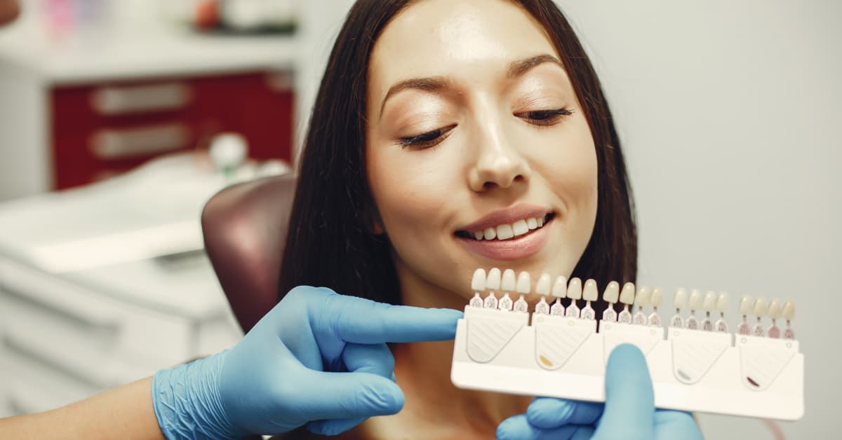 Clínicas Den - Blanqueamiento dental en casa ¿Es este tratamiento efectivo y seguro?
