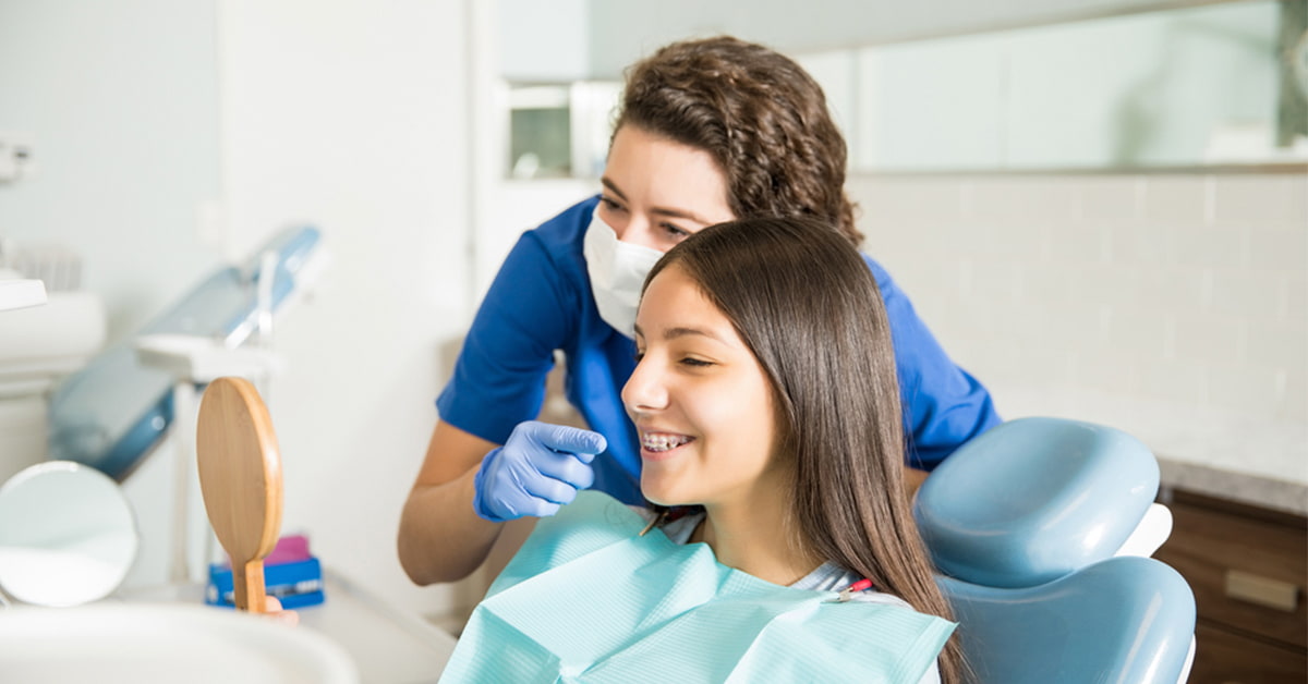 Clínicas Den - ¿Qué son las Gomas de brackets y para qué sirven en un tratamiento de ortodoncia?