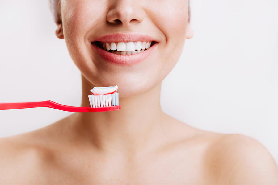 Cómo cepillarse los dientes con cepillo manual