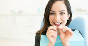 ¿Qué es un retenedor dental en ortodoncia y cuánto tiempo hay que llevarlos en los dientes?