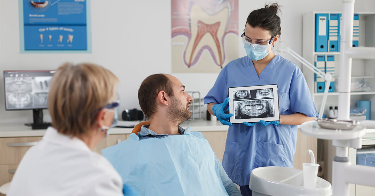 Clínicas Den - Rechazo de implante dental ¿Cuáles son sus síntomas y soluciones más comunes?