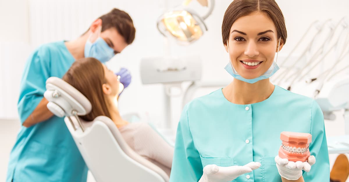 Clínicas Den - ¿Por qué salen los dientes torcidos y cómo corregirlos correctamente?