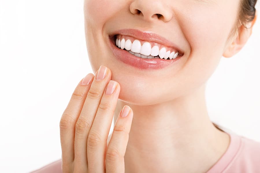 por qué salen manchas blancas en los dientes