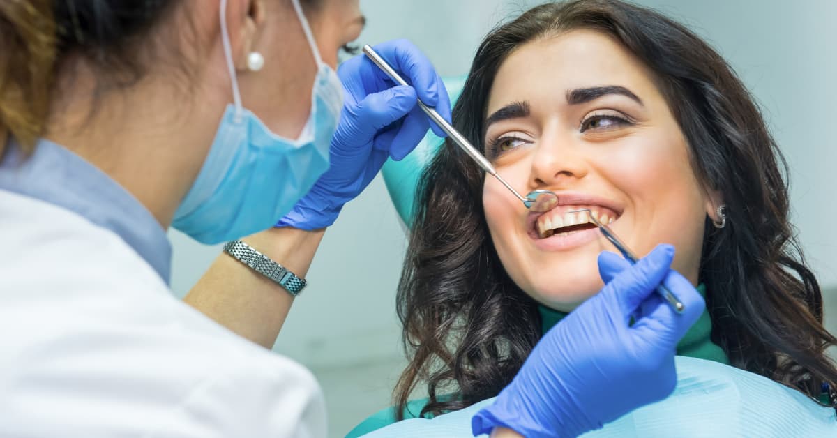 Clínicas Den - ¿Qué es un alargamiento coronario y cuándo recurrir a esta técnica quirúrgica dental? Clínicas Den - ¿Qué es un alargamiento coronario y cuándo recurrir a esta técnica quirúrgica dental?