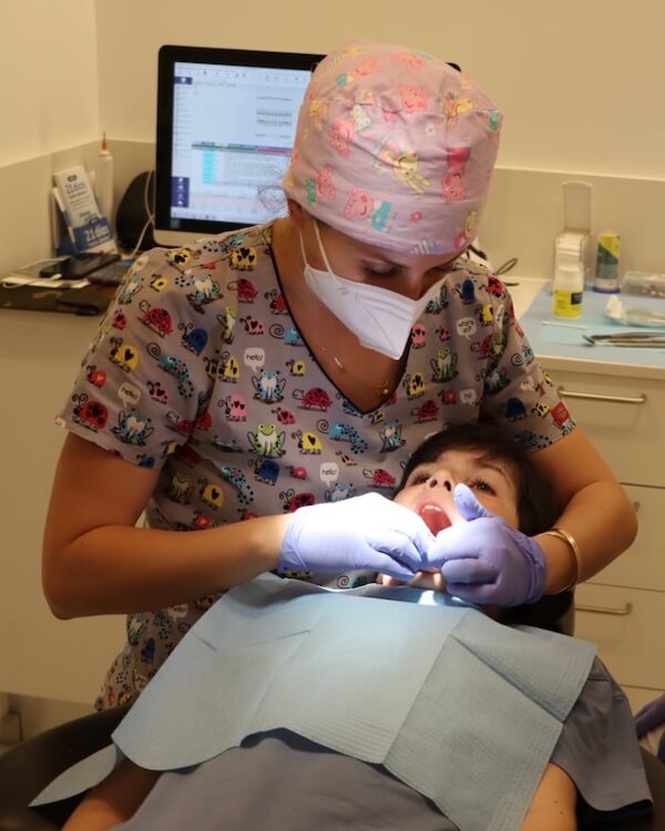 Dra. Sandra Cardona Soria, es Odontóloga especialista en Odontopediatría