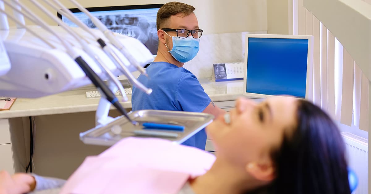 Clínicas Den - ¿Qué es la cirugía guiada en implantes dentales y cuáles son sus ventajas?