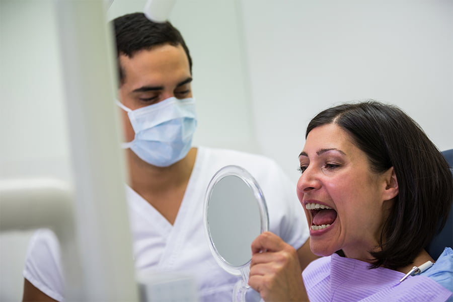 Paciente en clínica dental para tratamiento de rehabilitación oral