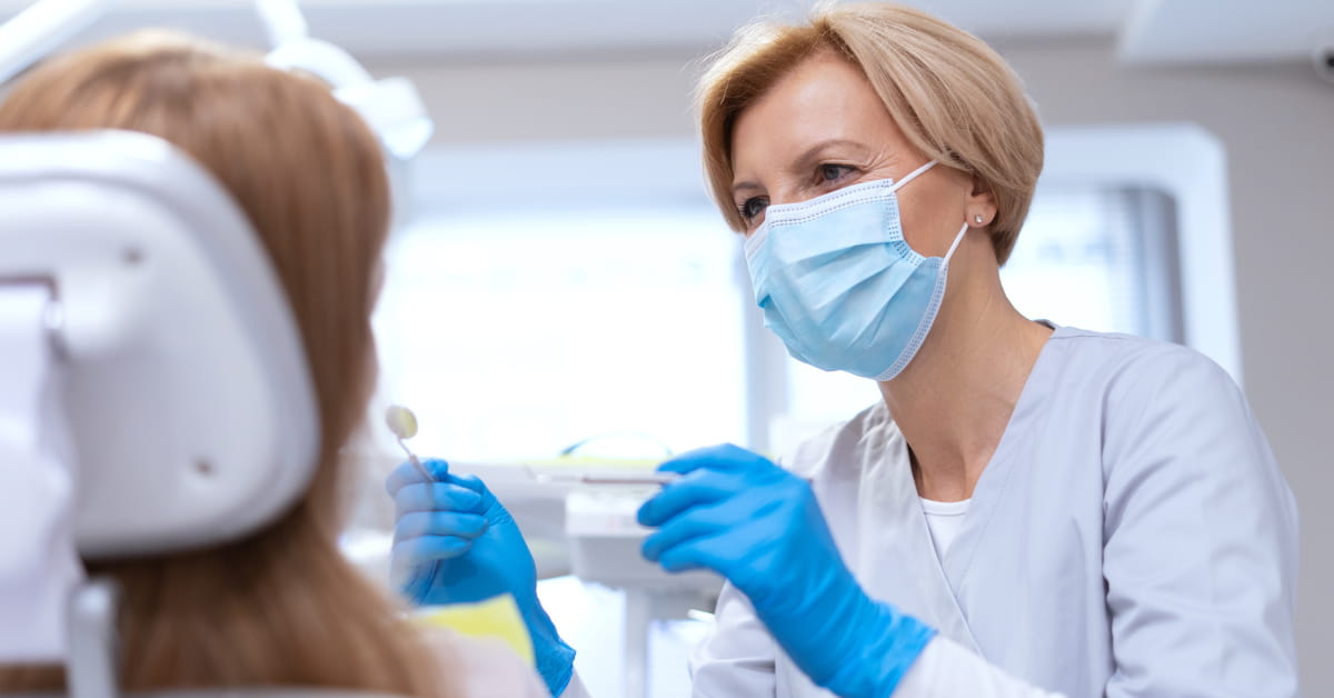 Clínicas Den - ¿Por qué se ponen los dientes grises y cómo solucionar este tipo de manchas?