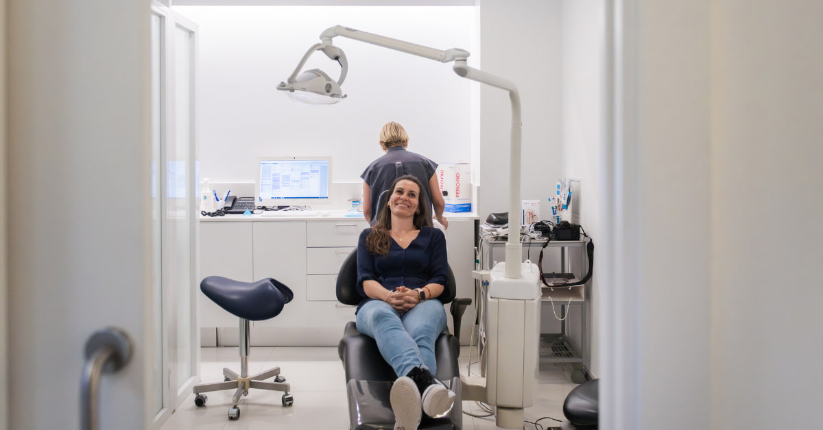 Clínicas Den - ¿Cómo se hace un blanqueamiento dental profesional? Así es el tratamiento fase por fase