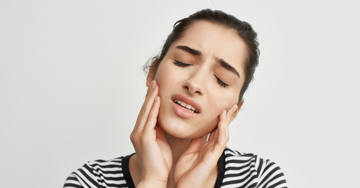 Clínicas Den - ¿Cuáles son los síntomas y tratamientos de la disfunción de la ATM o Articulación Temporomandibular?