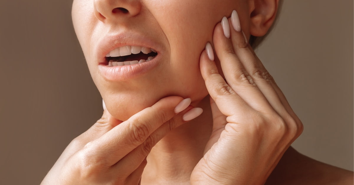 Clínicas Den - ¿Cómo relajar la mandíbula? Ejercicios para descomprimir la ATM y aliviar los síntomas del bruxismo Clínicas Den - ¿Cómo relajar la mandíbula? Ejercicios para descomprimir la ATM y aliviar los síntomas del bruxismo